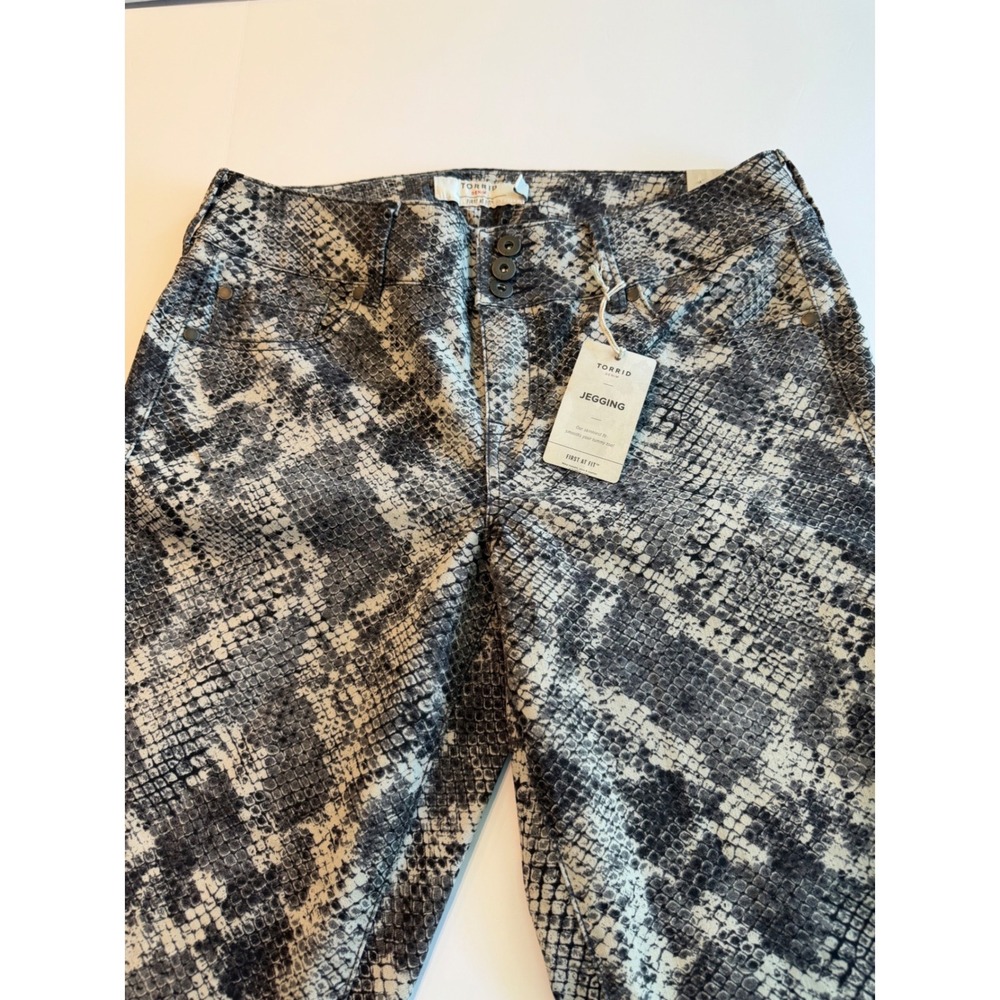 Torrid Denim First At Fit Jegging Snakeskin Print Black Skinny Pants 16R NEW - Picture 3 of 7